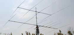 15M-7ele-(lower antenna)-tn.jpg (19664 bytes)