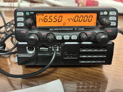 Icom IC-2720 Front